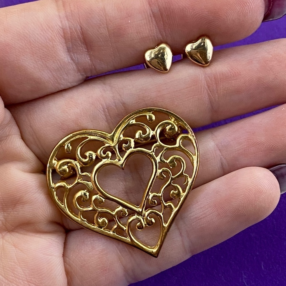 💛 Vintage Gold Tone Heart Brooch & Heart Earrings Set | Openwork Design - Picture 4 of 4
